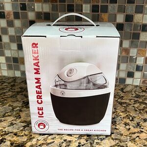 Chef’s Corner Black and white Ice Cream Maker NIB